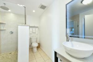弗里波特自由港滨海酒店 的白色的浴室设有水槽和卫生间。