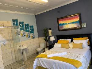 比勒陀利亚Botlhale Guesthouse, Events & Spa的一间卧室配有一张床、淋浴和盥洗盆