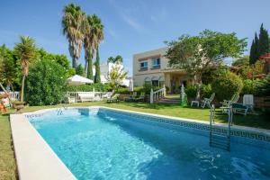 桑卢卡尔-德巴拉梅达4 bedrooms villa with sea view private pool and furnished terrace at Sanlucar de Barrameda 2 km away from the beach的房屋前的游泳池