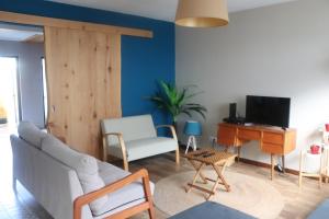 奥尔塔Porto Pim Guest House的带沙发和电视的客厅