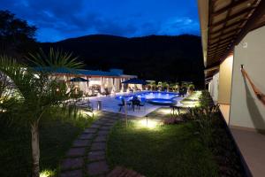 西波山Pousada Cantuá的后院,晚上设有游泳池
