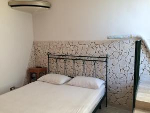 埃尔科拉诺La Casuccia的一张床上有两个枕头的房间