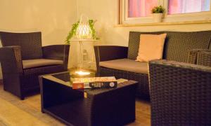 卡坦扎罗Mini Appartamento con giardino in centro的客厅配有藤椅和桌子