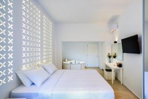 干尼亚Elia Portou Luxury Residence的白色卧室配有床和书桌