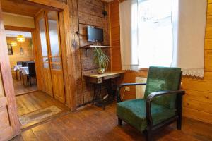 利耶帕亚艾泽拉玛雅酒店的一间带椅子、书桌和电视的房间