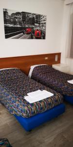 维罗纳Il Glicine的酒店客房带两张床,带报纸