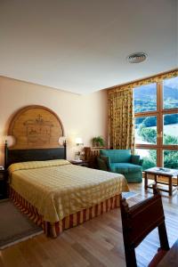 芬特德弗恩特德帕拉多酒店的一间卧室配有一张床、一张沙发和一个窗口