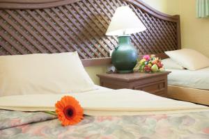 伊斯塔帕Coral Vista Del Mar的一间卧室,配有一张带鲜花的床