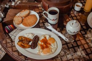 危地马拉危地马拉优克斯拉比尔生态套房酒店的餐桌,早餐盘和咖啡