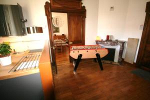 若西耶VILLA SEQUOIA的客厅,中间配有桌子