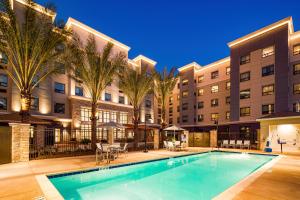 尔湾Staybridge Suites Irvine - John Wayne Airport, an IHG Hotel的公寓大楼前的游泳池