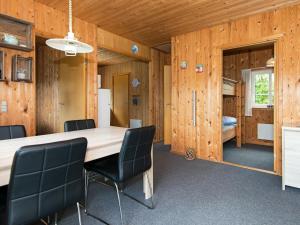 安斯艾厄4 person holiday home in Ansager的用餐室配有大型木桌和椅子