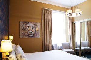 托基蒙大纳住宿加早餐旅馆的一间卧室配有一张床,画着一幅老虎画
