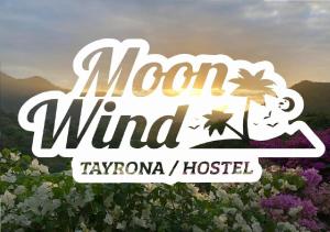 埃尔扎伊诺Moon Wind Tayrona Hostel by Rotamundos的花田中摩伦风酒店的标志