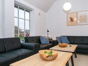 乌尔夫堡16 person holiday home in Ulfborg的客厅配有沙发和桌子