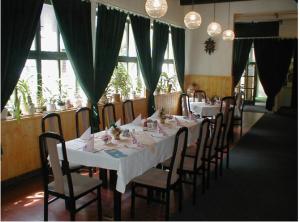 霍穆托夫普维尼米林霍穆托夫餐厅旅馆的一间带长桌和椅子的用餐室