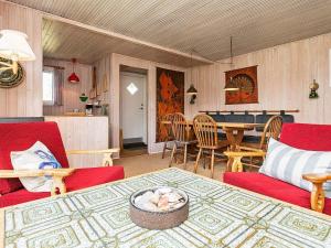 森讷维Two-Bedroom Holiday home in Ringkøbing 9的客厅配有红色椅子和桌子
