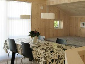 Engesvang6 person holiday home in Silkeborg的一间带桌椅和一张床的用餐室