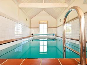 谢尔港12 person holiday home in Sk rhamn的一座拥有蓝色海水的室内游泳池