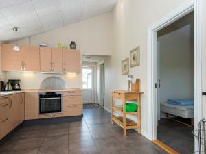 安斯艾厄8 person holiday home in Ansager的一个带木制橱柜和桌子的厨房