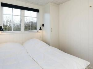 Frørup26 person holiday home in Fr rup的白色的卧室设有床和窗户