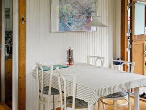 吉利勒杰Holiday Home Revlingestien III的白色的餐桌、椅子和绘画
