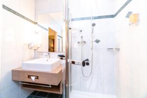 巴塞尔Hotel Alexander的一间带水槽和淋浴的浴室