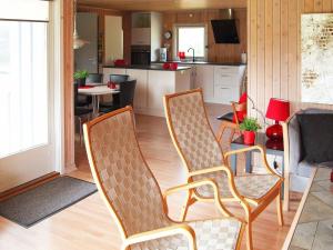 格隆霍6 person holiday home in L kken的一间带两把椅子的客厅和一间厨房