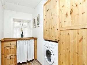 布拉万德One-Bedroom Holiday home in Blåvand 3的洗衣房配有洗衣机和烘干机