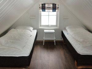 Four-Bedroom Holiday home in Urangsvåg客房内的一张或多张床位