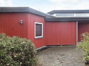 诺德堡30 person holiday home in Nordborg的一面有窗户的红色建筑