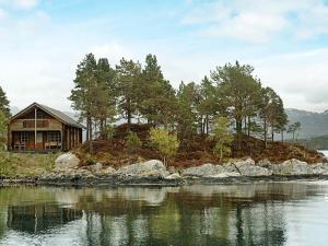 BårdsetTwo-Bedroom Holiday home in Vågland 6的水中小岛上的房子