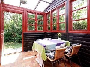 吉利勒杰6 person holiday home in Gilleleje的门廊上设有桌椅,