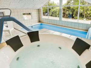 齐斯维勒莱厄Holiday Home Iglekærvej的客房内设有一个大浴缸,