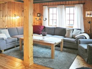 Vågsli11 person holiday home in Edland的带沙发和咖啡桌的客厅