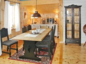 Vågsli11 person holiday home in Edland的厨房以及带桌椅的用餐室。