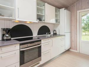 安斯艾厄6 person holiday home in Ansager的厨房配有白色橱柜和水槽