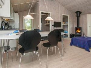 安斯艾厄6 person holiday home in Ansager的厨房配有桌椅和壁炉。
