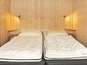 安斯艾厄6 person holiday home in Ansager的两架架架的房间的一张床位