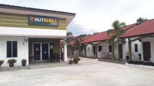 珍南海滩The Nutshell Chalet Langkawi的停车场内没有外壳标志的汽车旅馆