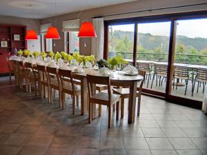 奥维法特Spacious Villa in Ovifat with Sauna的长长的用餐室配有长桌子和椅子
