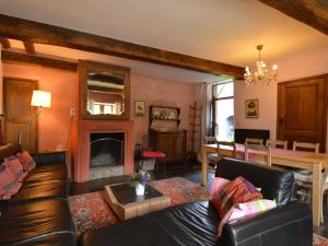 哈穆瓦尔Enchanting Cottage with Terrace Garden的带沙发和壁炉的客厅