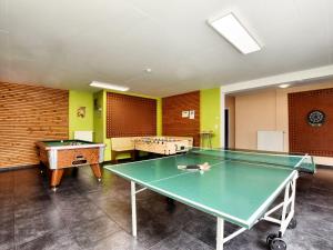 安蓓La ferme d Amel version 30 personnes的乒乓球室,配有乒乓球桌