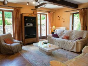 DesniéRuim vakantiehuis in Theux met een zwembad的客厅配有两张沙发和一张咖啡桌
