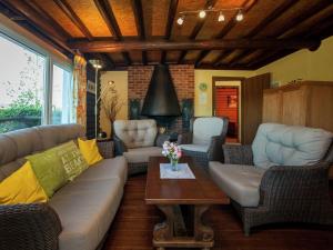 弗朗科尔尚Open wooden chalet built against a hill的客厅配有沙发、椅子和桌子