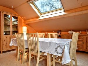 马尔梅迪Spacious Apartment in Malmedy with Garden的一间带桌椅和天窗的用餐室