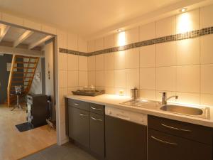 马尔梅迪赛格尼沃木屋的厨房配有水槽和台面