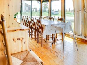 FraitureAlluring Holiday Home in Fraiture with Infrared Sauna的一间带桌椅的用餐室