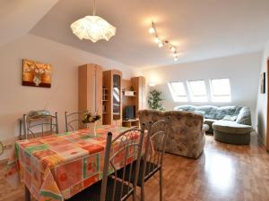 克吕茨Attractive Apartment in Klutz near the Sea的客厅配有桌子和沙发