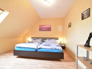 克吕茨Attractive Apartment in Klutz near the Sea的卧室位于客房的角落,配有一张床